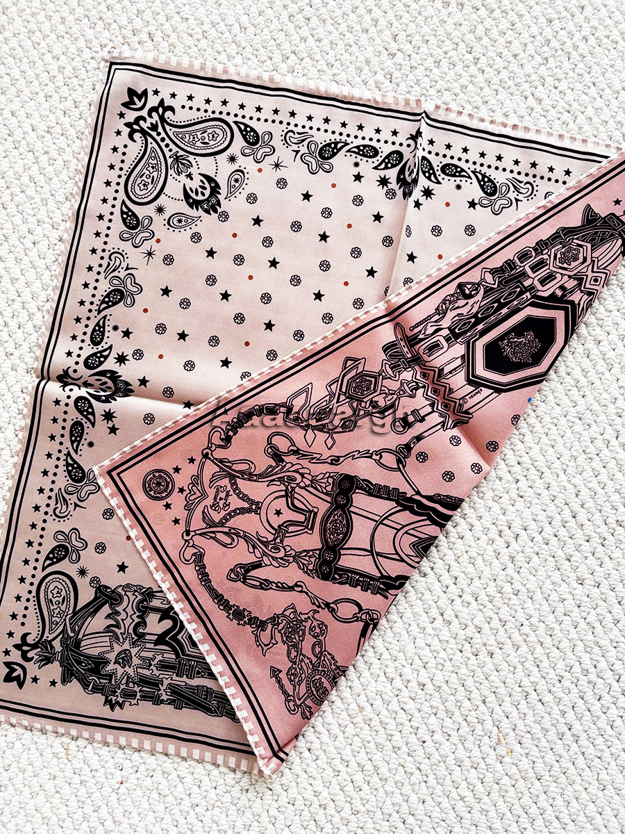 Double Faced Print Small Silk  - Luxury Bags Hong Kong recension och pris