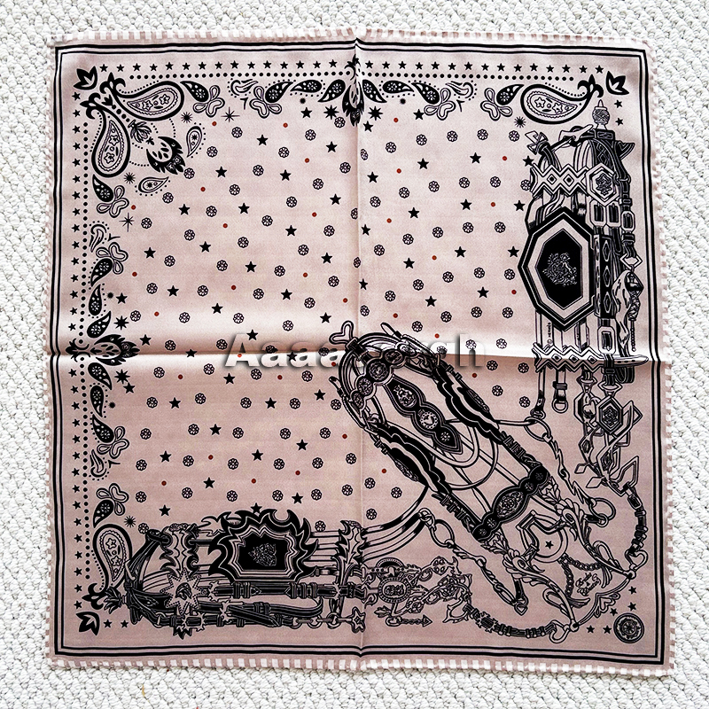 Double Faced Print Small Silk  - Luxury Bags Hong Kong recension och pris
