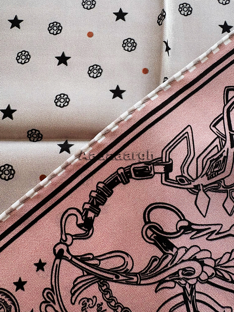 Double Faced Print Small Silk  - Luxury Bags Hong Kong recension och pris